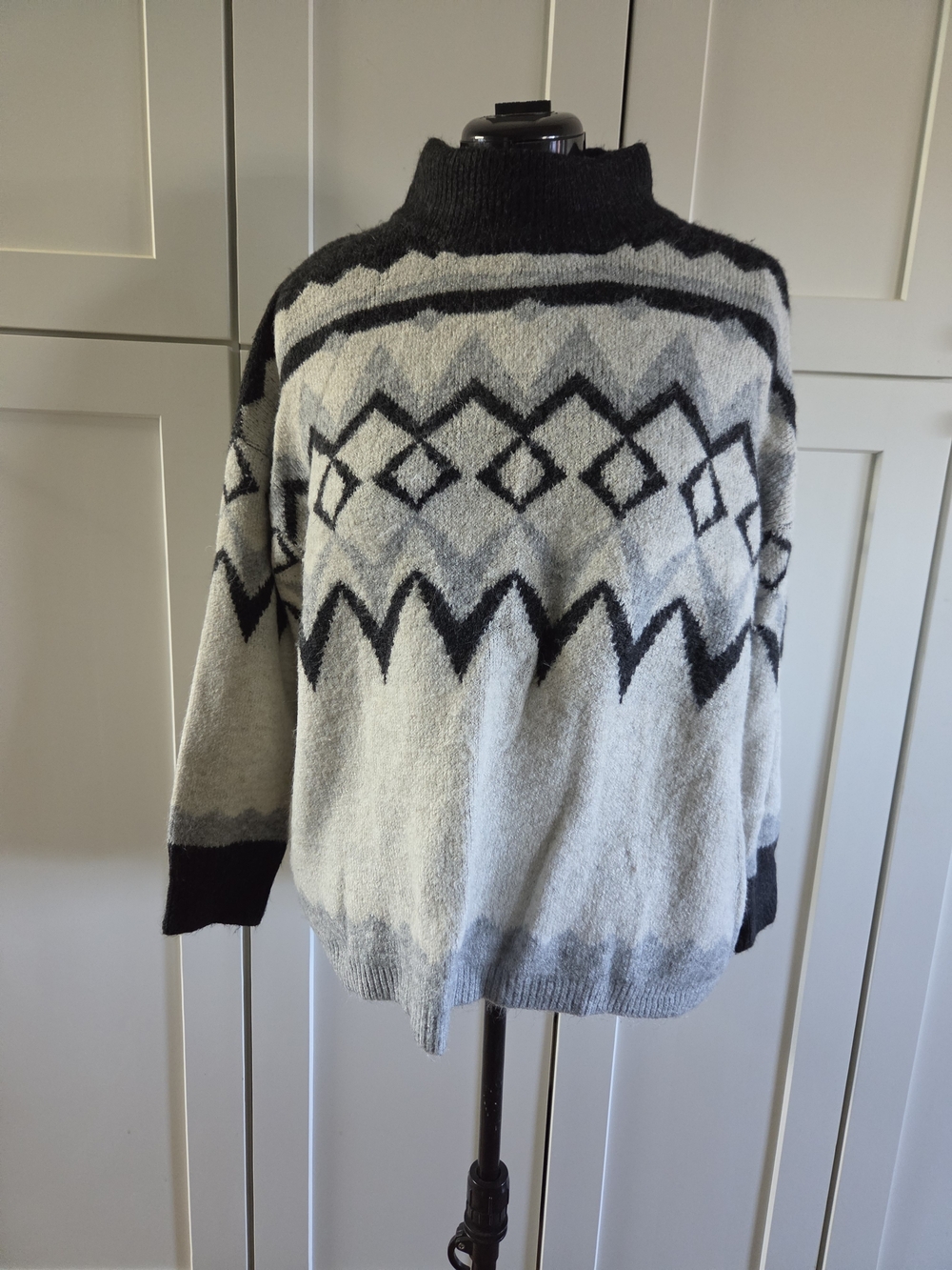 Cozy Black & Cream Geometric Turtleneck Sweater size XL By Maurices